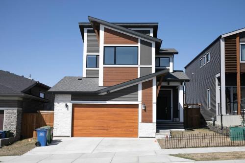 Cochrane House | Scenic Cochrane Family Home