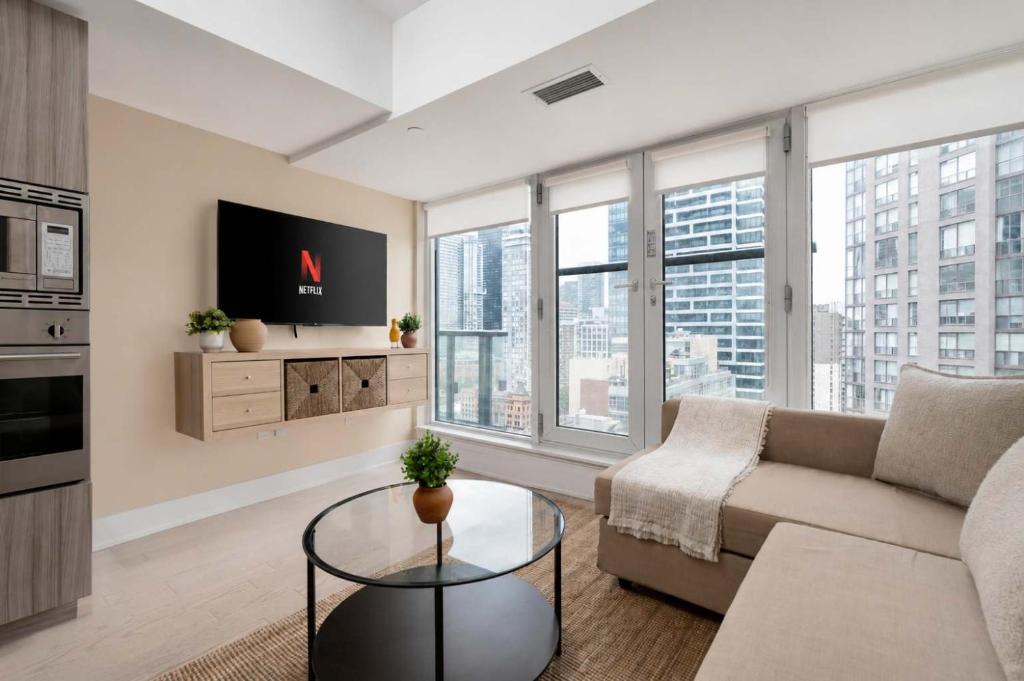 Bay Cloverhill Apartment | Scenic View Condo Near UofT Sleeps 4 with Sofa Bed!