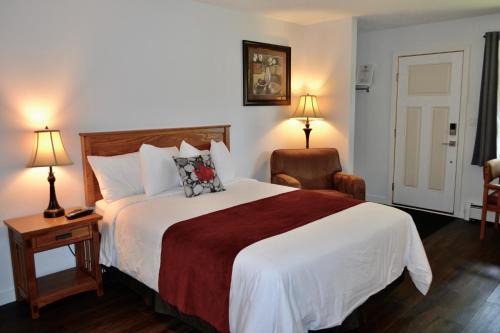 Sundre Hotel | Schott's Lake Conference & Resort