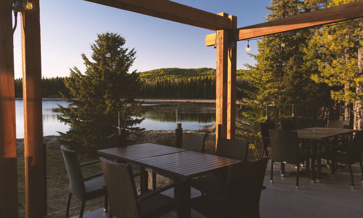 Sundre Hotel | Schott’s Lake Conference & Resort