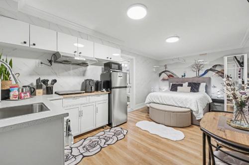 East Side Apartment | Secluded Bachelor Suite