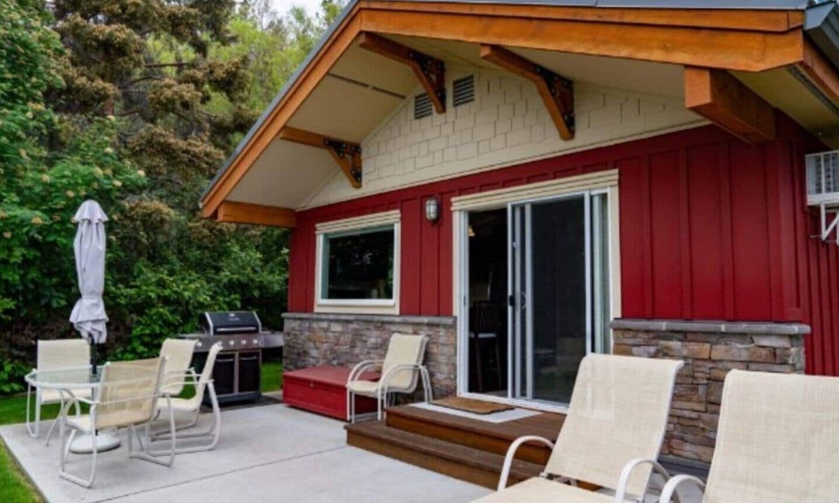 Central Okanagan Condo | Serene Lakeside with Pool and Views - CasaLoma