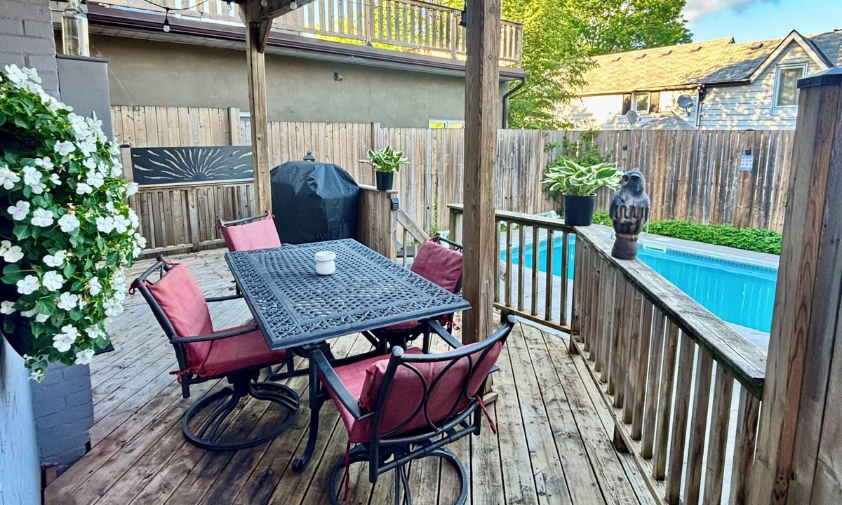 Peterborough House | Serenity on Lock| Family Retreat, Heated Pool & Games loft, steps to Little Lake