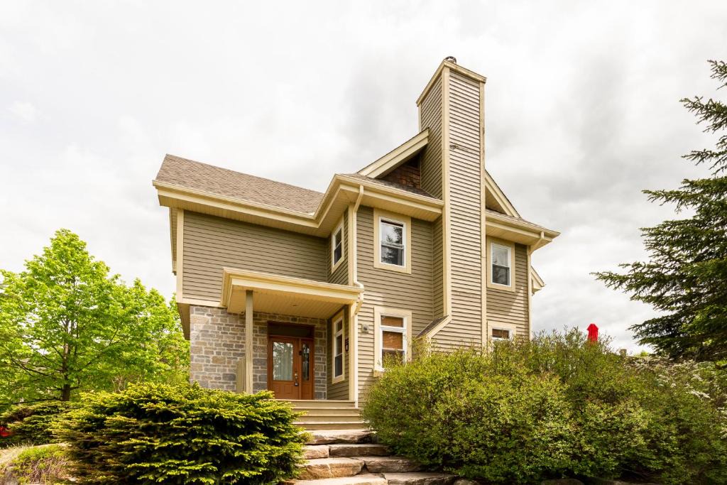 Mont-Tremblant Ski Chalet | Serenity Peaks Lodge by InstantSuites-LaBete Golf