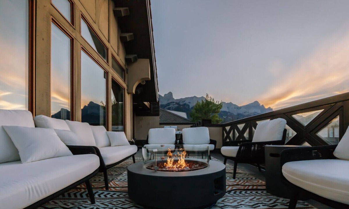 Town Centre House | Sevenfold | Sleeps 20 | Luxe 7BR Retreat + Hot Tub