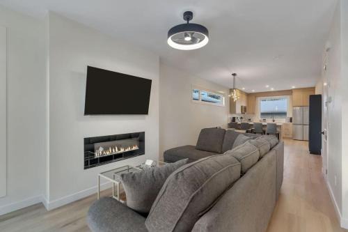 Shaganappi House | Shaganappi 2BR with private Baths, Walk to CTrain, Garage Parking, Full Kitchen