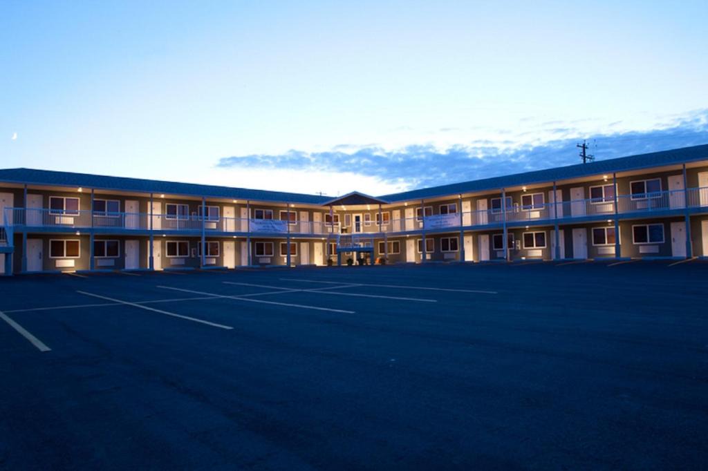 Wabamun Hotel | Shoreside Inn & Suites