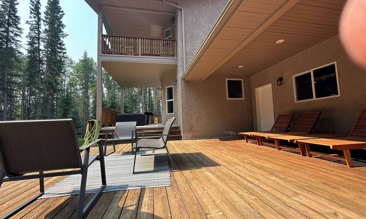 Nordegg House | Shunda Creek Place is 5 star VBRO mountain retreat.