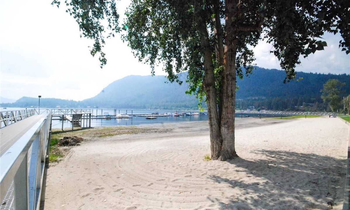 Sicamous House | SHUSWAP SUN, SAND, SURF AND SLEDDING!