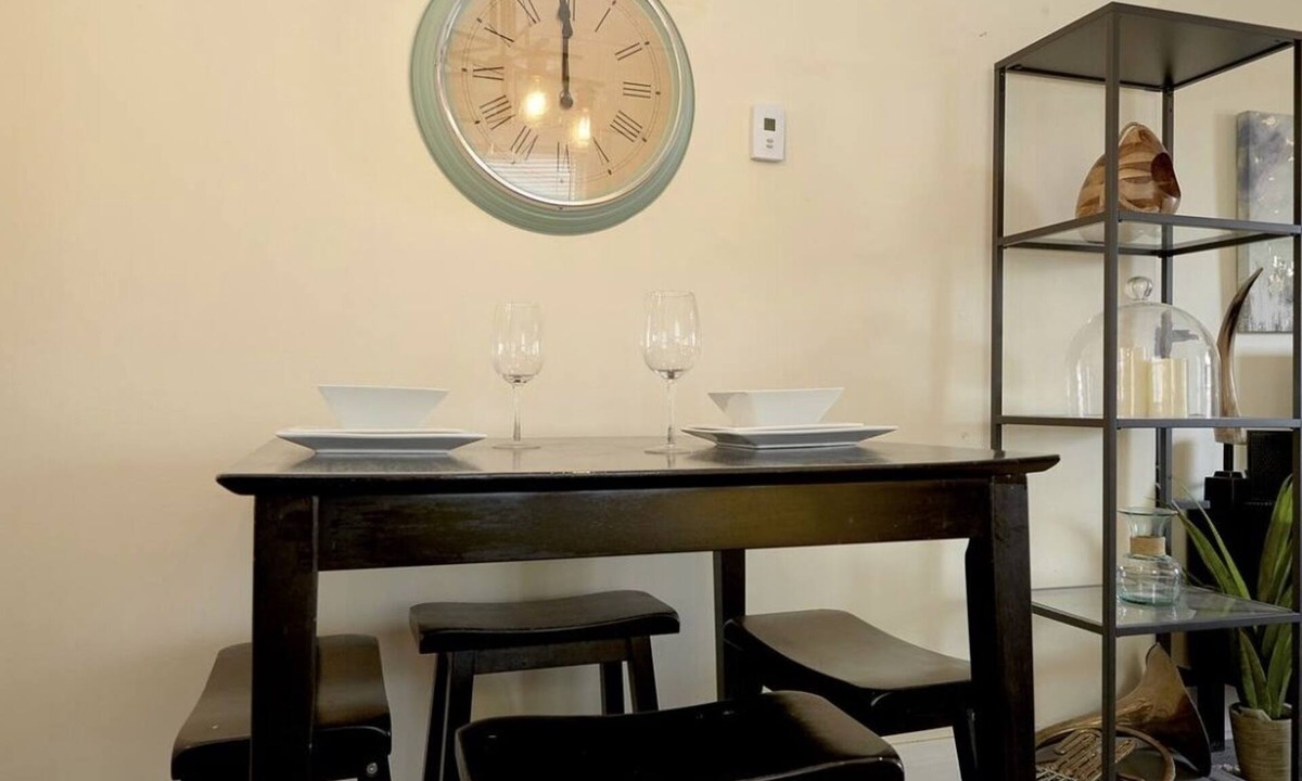 Leslieville House | Side Street Oasis: 2bdrm+Den Open Concept