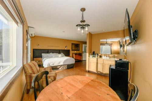 Keremeos Hotel | Similkameen Valley Resort