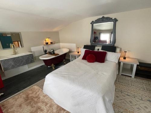 Bridgeland Apartment | Sip and Soak, hotel-style room