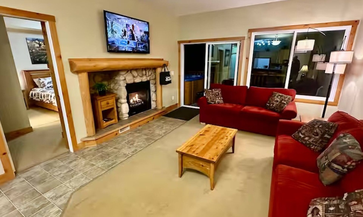 East Kootenay Condo | Ski & Golf Getaway Suite - private hot tub - 2 bed