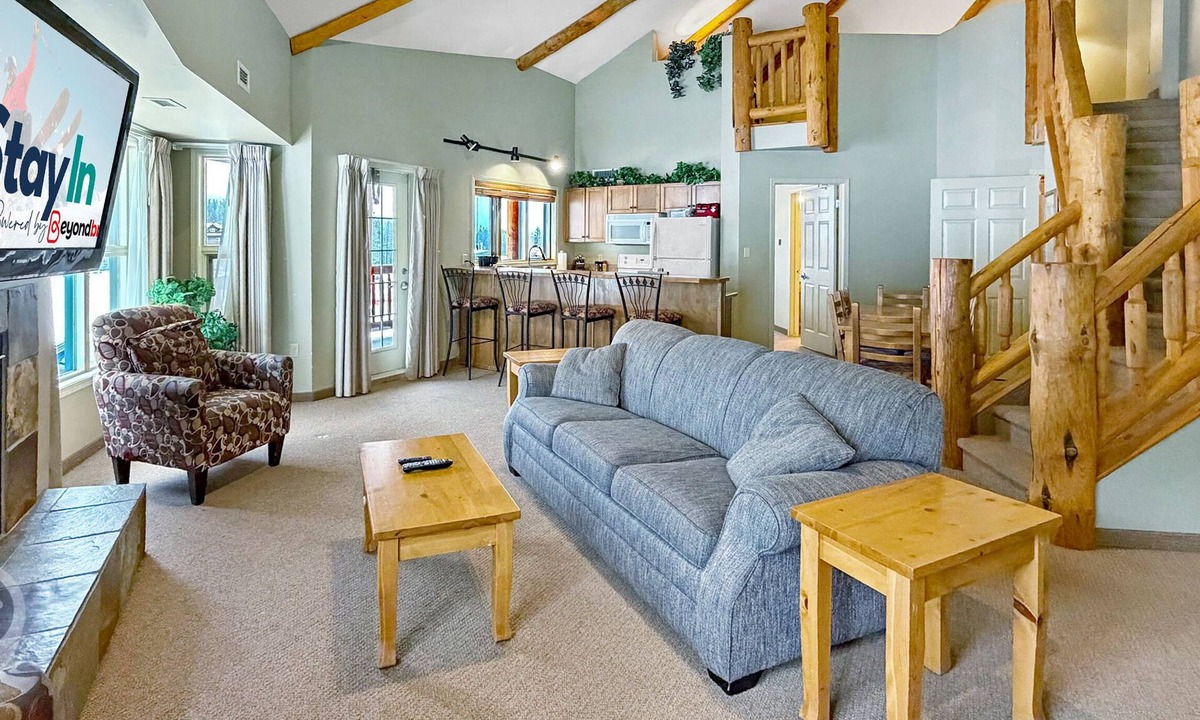 East Kootenay Apartment | Ski-In/Ski-Out Loft & Balconies/Family Stay