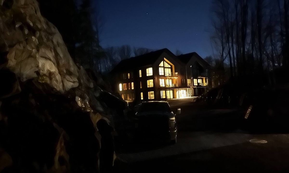 Owl's Head Ski Resort Condo | ski-in/ski -out Owls Head Moutain with pool access and view Lake Memphrémagog