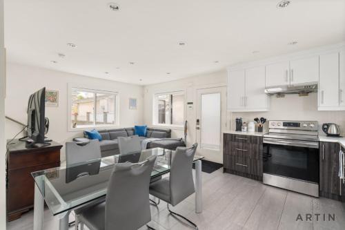 Sunset House | Sleek Coach House with Designer Kitchen - Sleeps 7