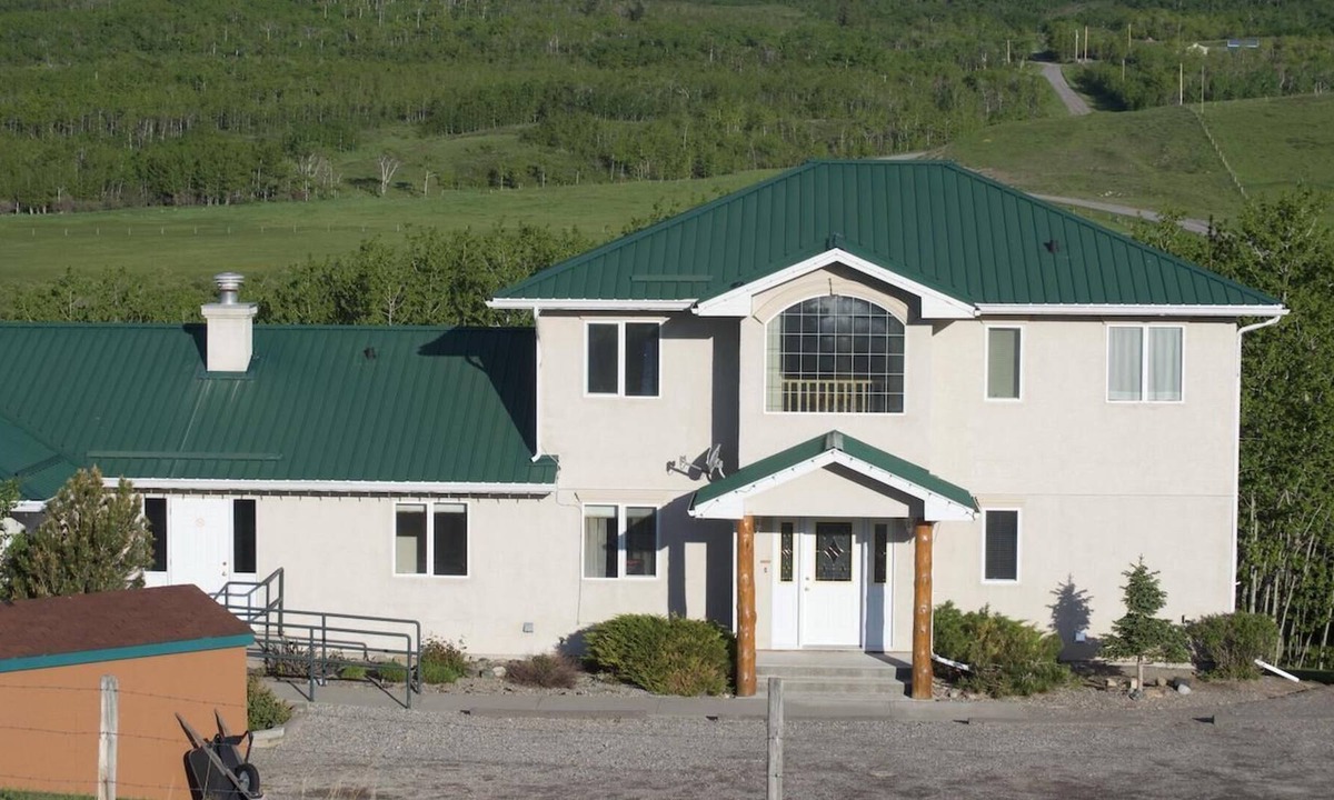 Twin Butte Villa | Sleeps 32 - 5 mins. from Waterton - Whole House