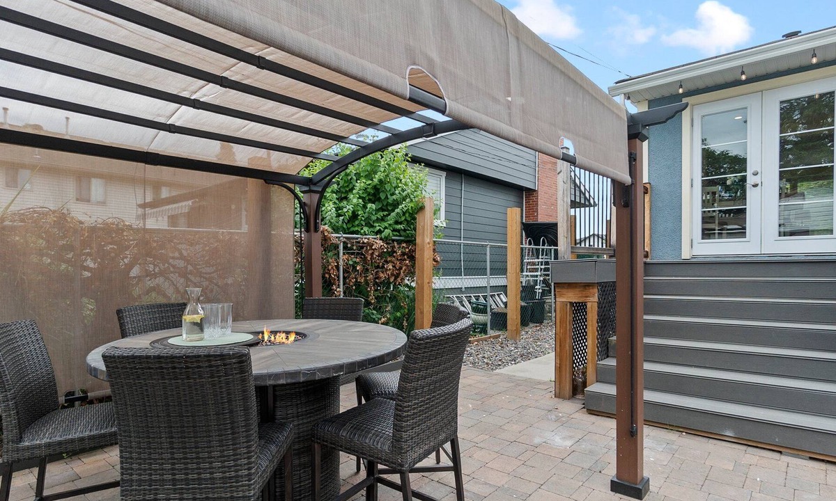 North End House | Sleeps 8, Hot tub, Large Patio & Deck Down town - 2 Bedroom 1 Bathroom