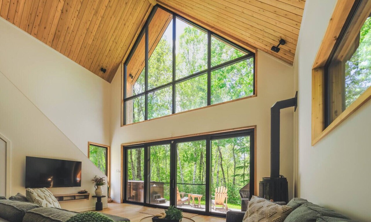 Mont-Tremblant Ski Chalet | Snohaus 9 - Scandinavian Mountain Chalet w Hot Tub