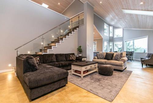 Juan de Fuca Electoral Area Apartment | Sooke Waterfront Retreat Hot Tub & Dock Access