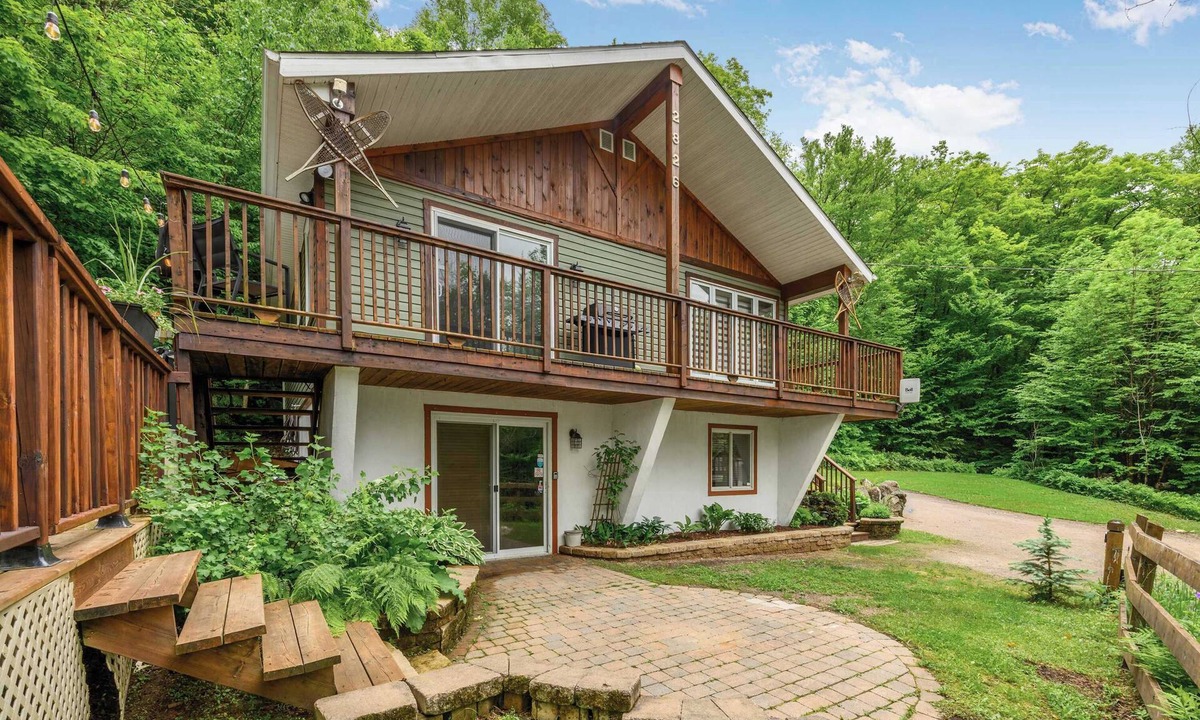Amherst Ski Chalet | Spa, Game room, Waterfront | Le Refuge Vert