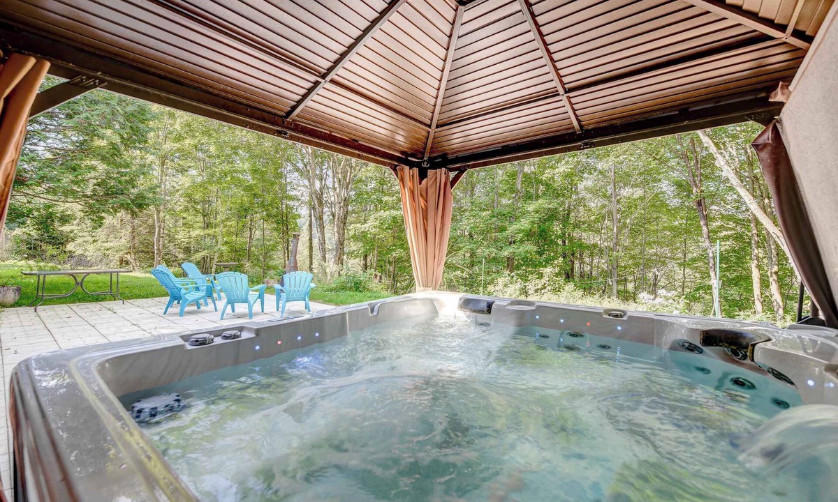 Rawdon Ski Chalet | Spa & Lake Access | The Lakeshore