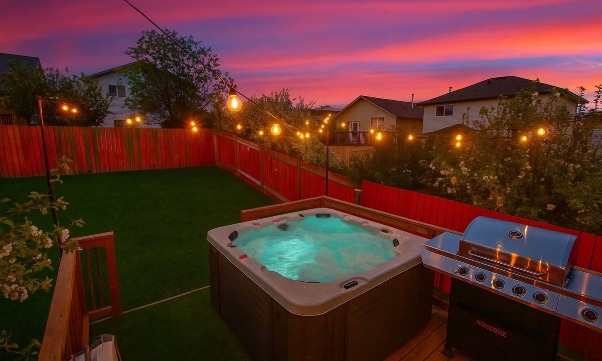 Southeast Edmonton House | Spa Oasis Home - Hot Tub - King Bed - AC - BBQ - Garage!