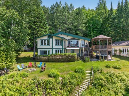 Amherst Ski Chalet | Spa & Waterfront - Chalet le Colibri