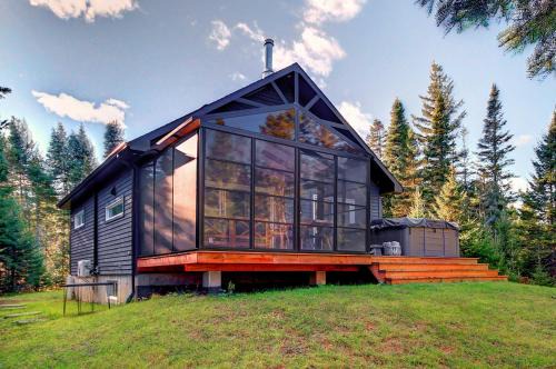 Shannon Ski Chalet | Spa - Waterfront - Le Nordika