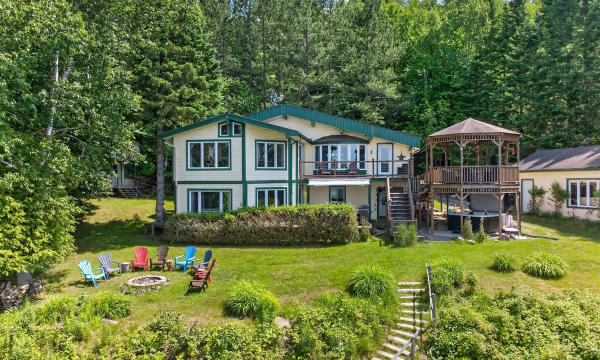 Amherst Ski Chalet | Spa & Waterfront | Chalet le Colibri