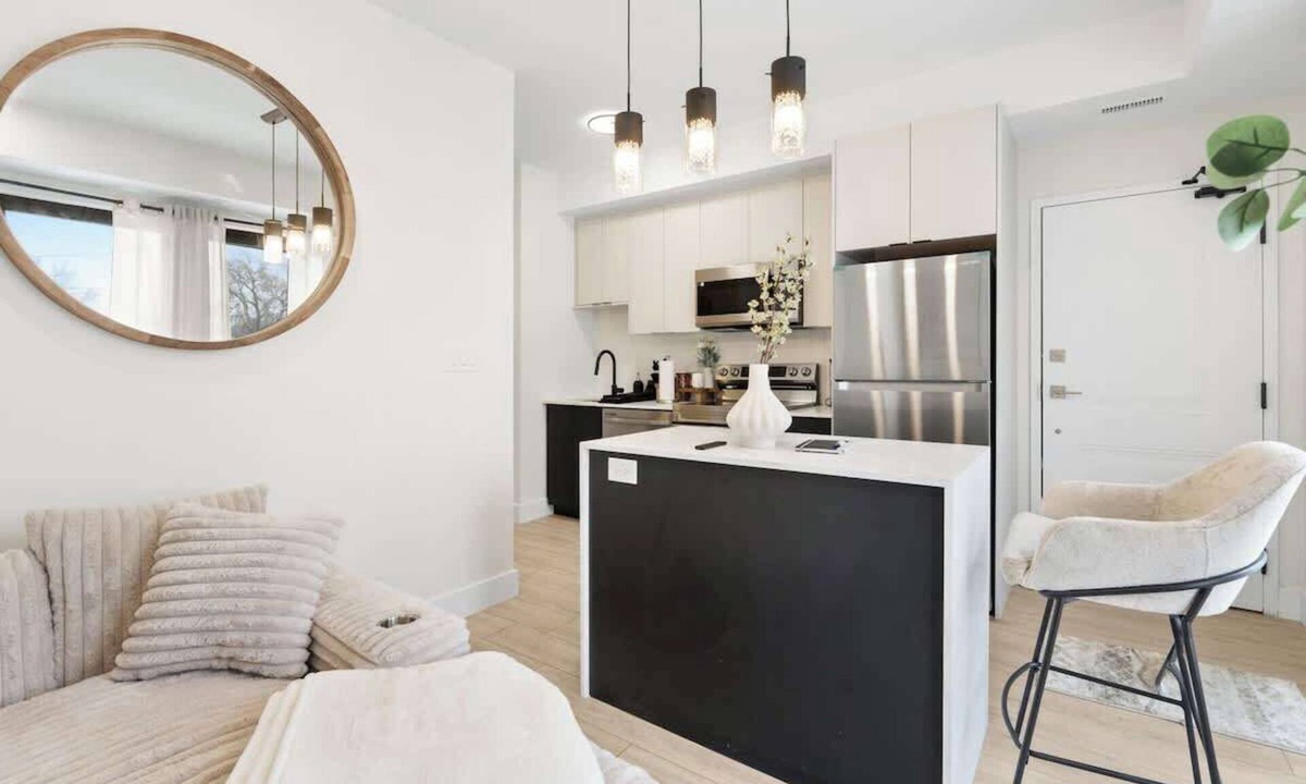 Niagara Falls Apartment | Spacious 2-Bedroom Suite, Mins to the Falls, Parking & Sleeps 5!