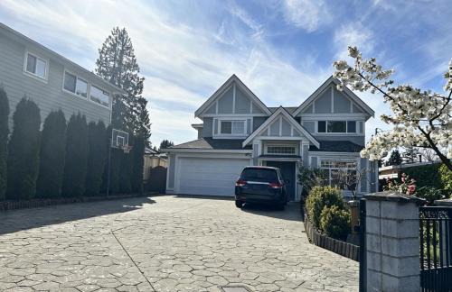 Burnaby House | Spacious 2 Bedroom Suite in Burnaby Free Parking, Full Kitchen, Near Transit