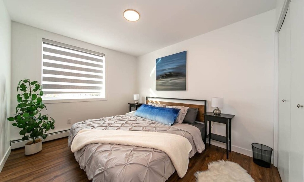 West Edmonton Apartment | Spacious✨2bedroom💥FREEparking✔️king bed❤️close to DT