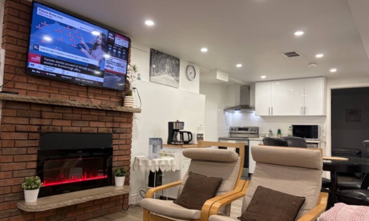 Streetsville House | Spacious 2BR/2BA Immaculate Apartment-Best Monthly rates