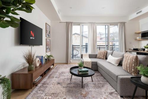Palmerston Apartment | Spacious 2BR near UofT and College