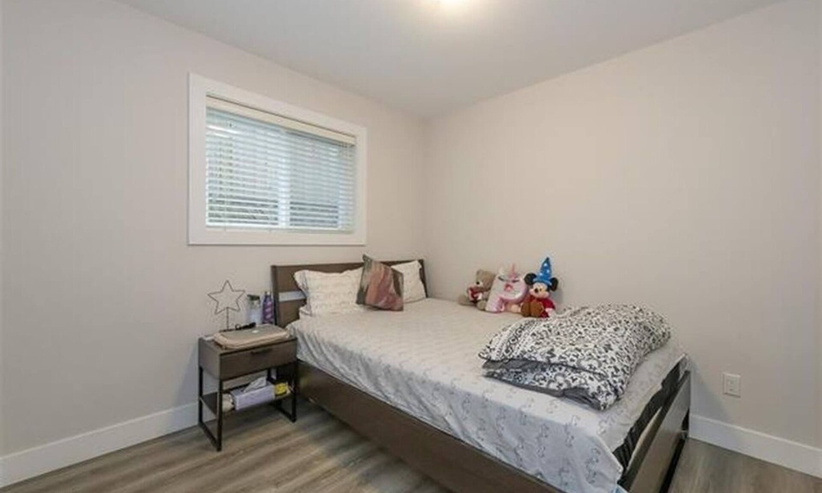 New Westminster House | Spacious 2BR Suite w/Yard – Walk to SkyTrain, Easy Downtown Access