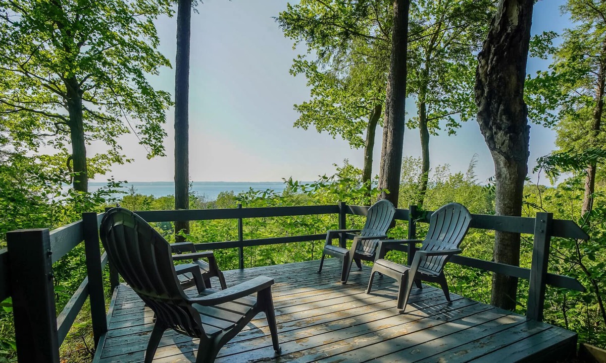 Owen Sound Cottage | Spacious 3 bed 4 bath private cottage with amazing lake view sleeps 6