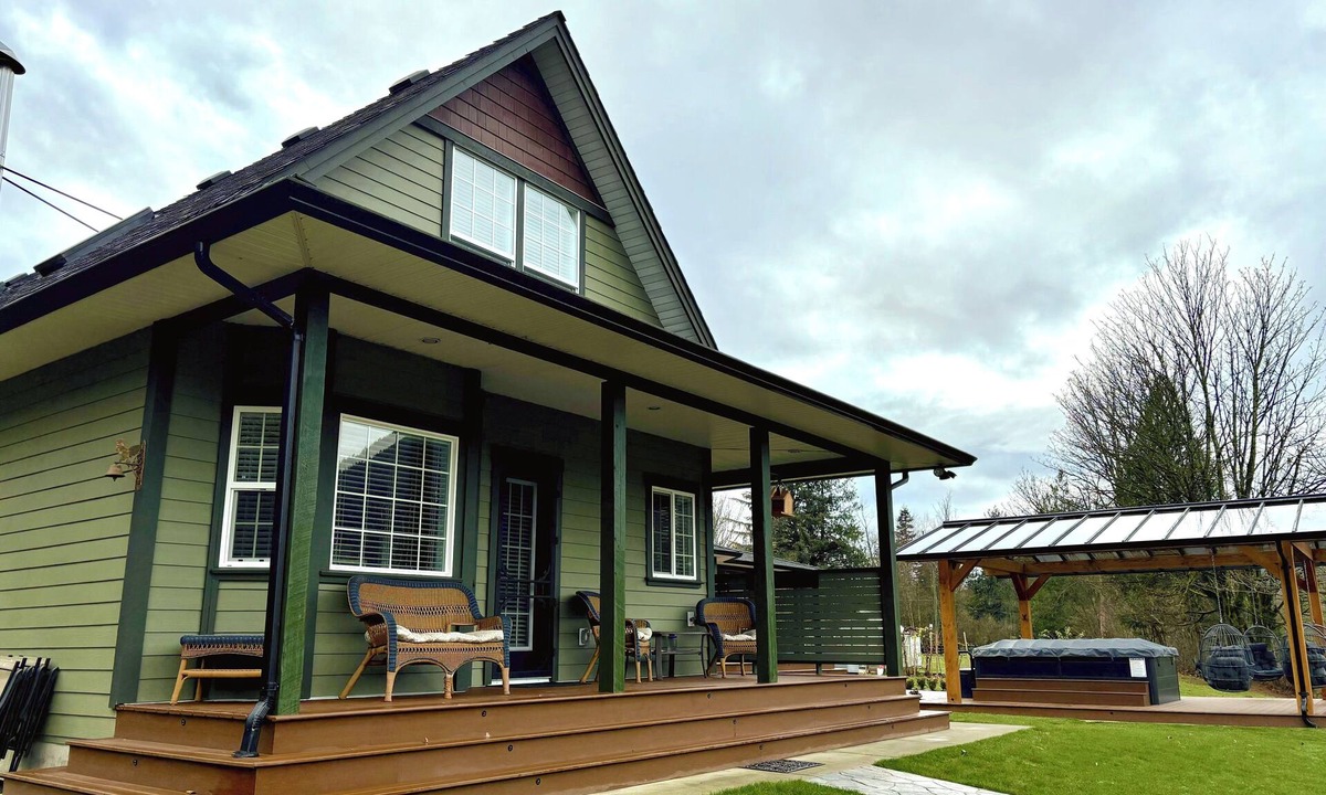 Laidlaw House | Spacious 3 bedroom Guest home with large swim spa and a fire-pit!