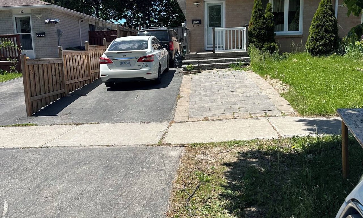 Malvern House | Spacious 3 BR main floor with back yard and free parking