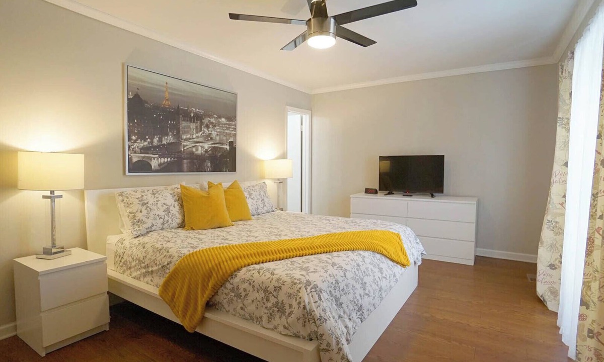 North Raleigh House | Spacious-3 Level Townhome/NorthHills/Pets