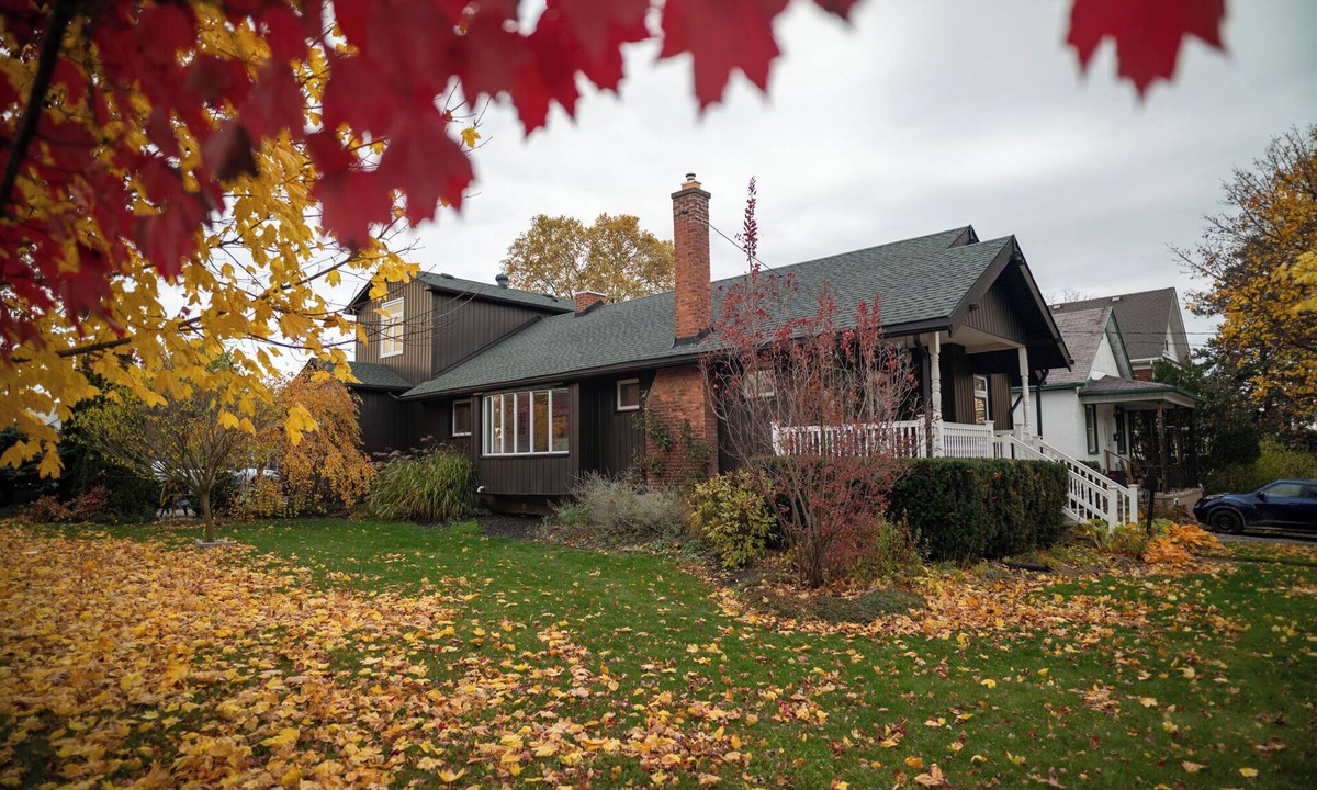Thorold House | Spacious 3BR Family Home | 3-season room | Pool table | Niagara Falls