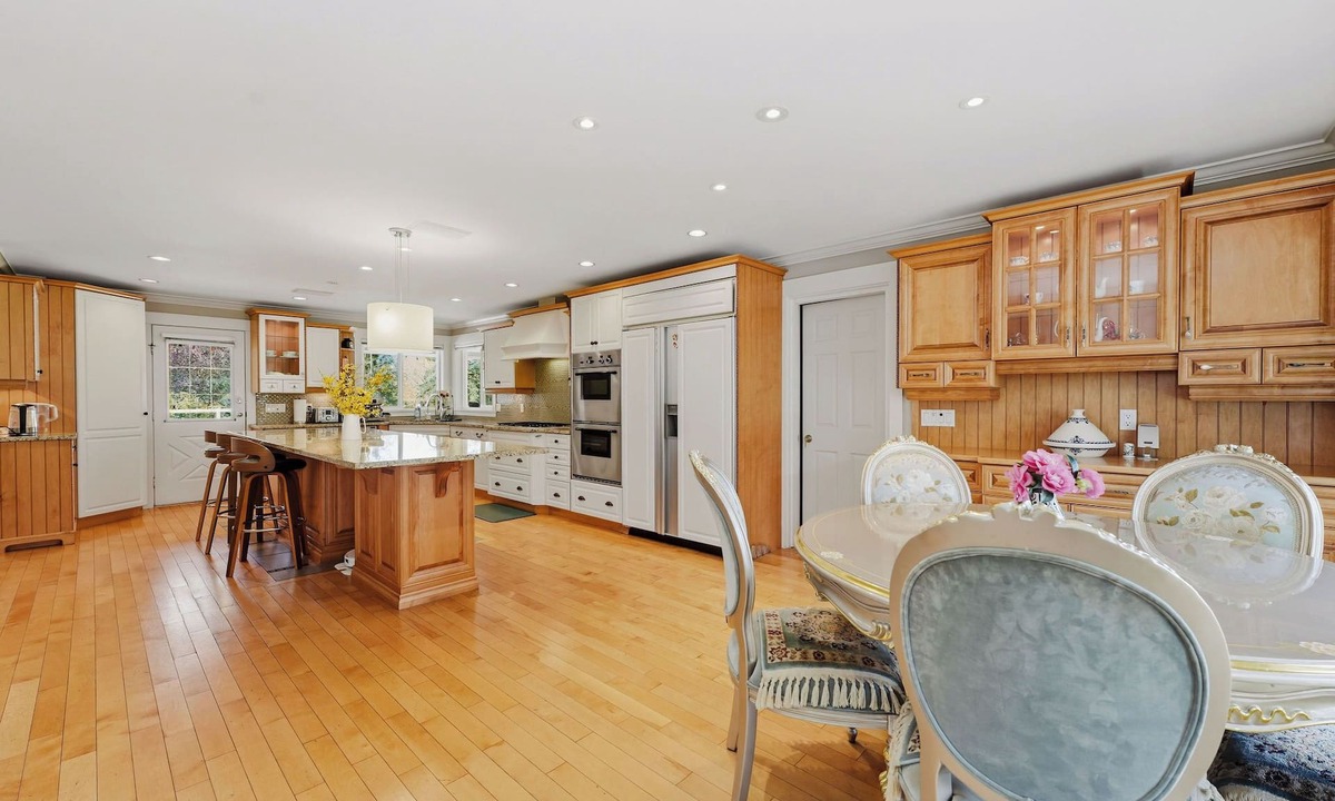 Surrey House | Spacious 4BR Retreat near Surrey Parks & Beaches