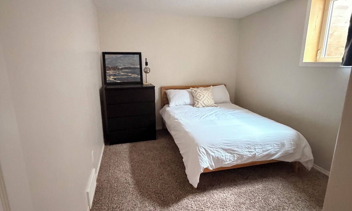 South Lethbridge House | Spacious 5-bedroom home in South Lethbridge. Sleeps 12