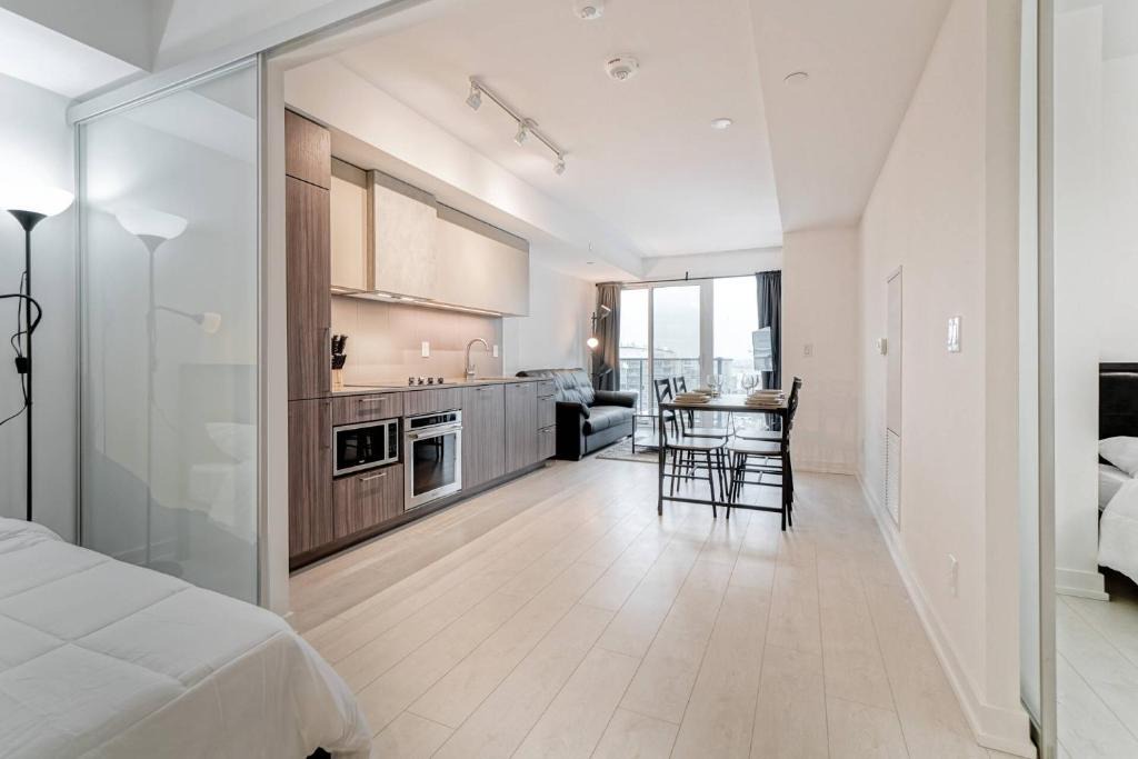 King West Village Apartment | Spacious DT Condo In King West Village