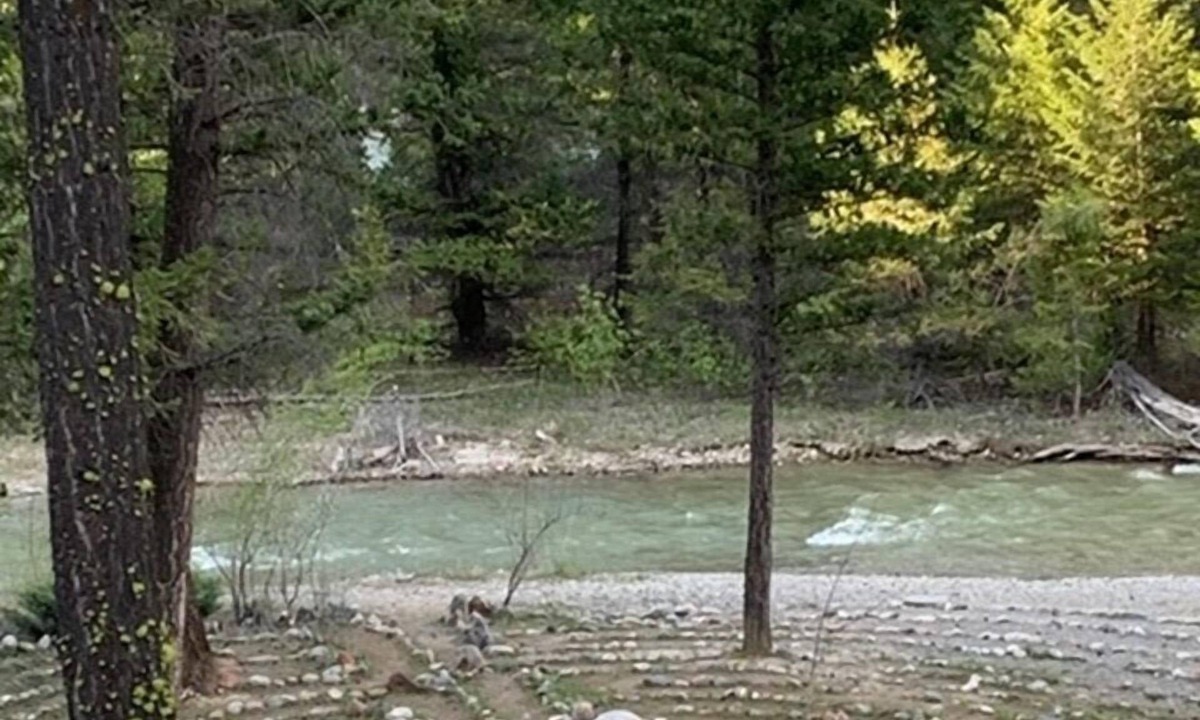East Kootenay House | Spacious family retreat in Dutch Creek, Fairmont Hot Springs with 60’ Labyrinth