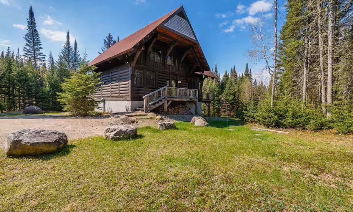Lac Superieur Village Cabin | Spacious family 5 Bedroom Chalet, Hot Tub, pet-friendly, pool lake tennis