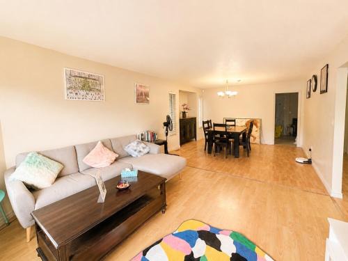 Vancouver House | Spacious Family-Friendly 3BR Suite Near White Rock Beach