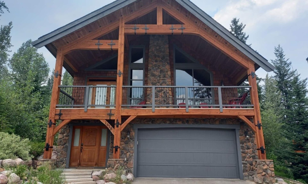 Golden Cabin | Spacious Family Home-Private Hot Tub, Sleeps 9