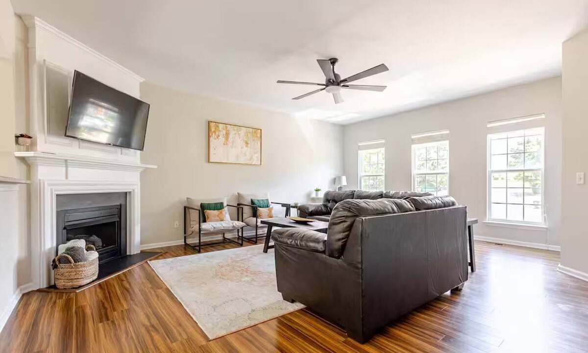 Long Lake House | Spacious Home- central to Airport, Crabtree & food