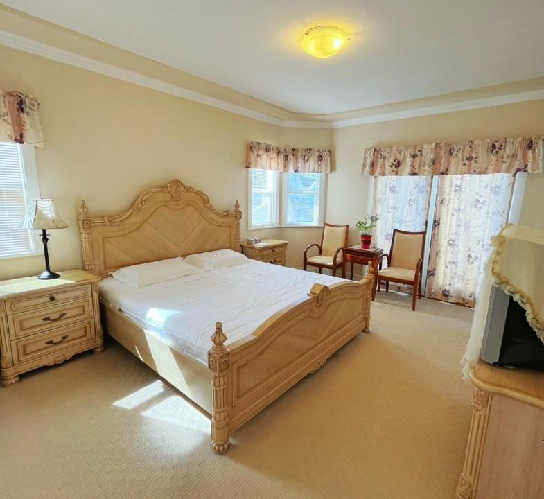 Richmond City Centre House | Spacious Master Suite in Heart of Richmond